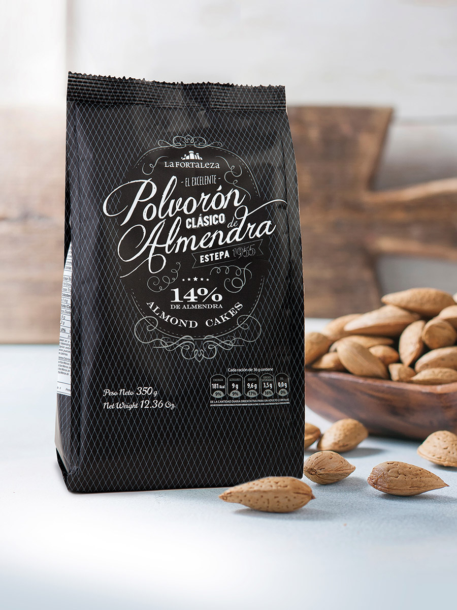 Diseño de envase para polvorón de almendra La Fortaleza realizado por Oficina de Arte